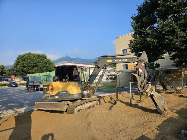 강진초등학교 놀이터 마사토 충진, 1년 만에 완벽! 전문 시공으로 안정성 최우선! 관련 이미지