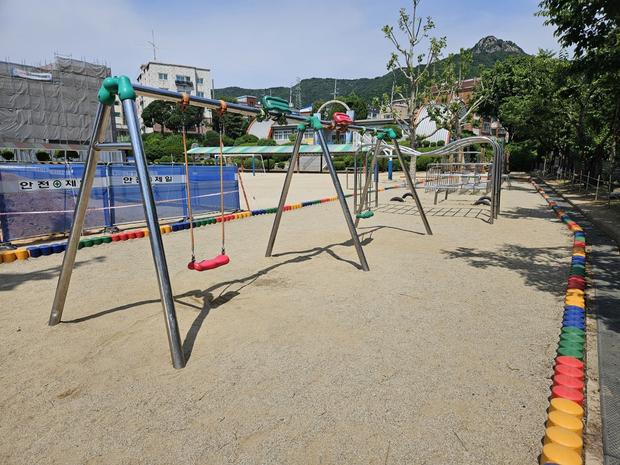 강진초등학교 놀이터 마사토 충진, 1년 만에 완벽! 전문 시공으로 안정성 최우선!