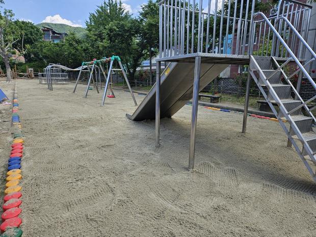 구례병설유치원 놀이터 마사토 충진:  '믿음직한 학교 시설관리'를 위한 최고 전문가!
