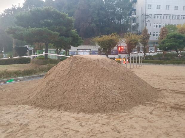 동두천초등학교 놀이터 마사토 충진: ? 안전하고 오래도록 신뢰할 수 있는 운동장 만들...