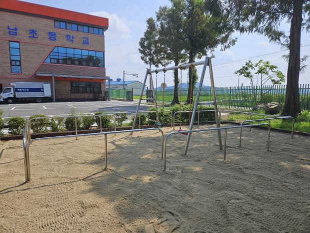 전남초등학교 놀이 시설 마사토 충진, 안전 걱정 끝! 케이스터디움, 전문 기술로 보장!