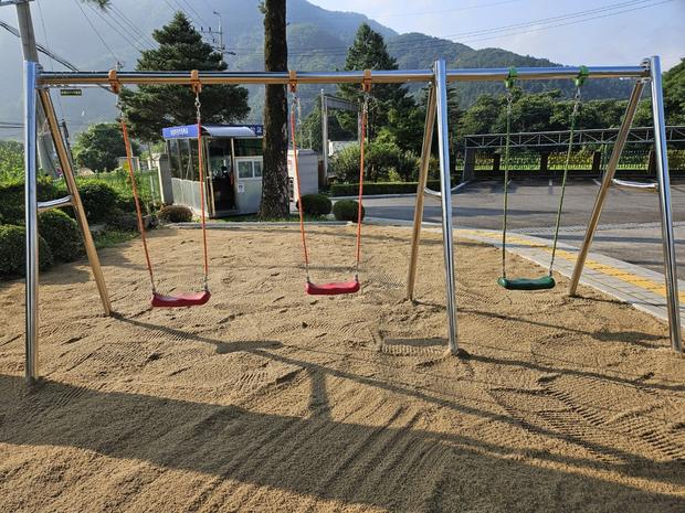 시흥어린이집 놀이터 마사토 충진, 걱정 끝! 케이스터디움의 전문 기술로 완벽하게 안전...