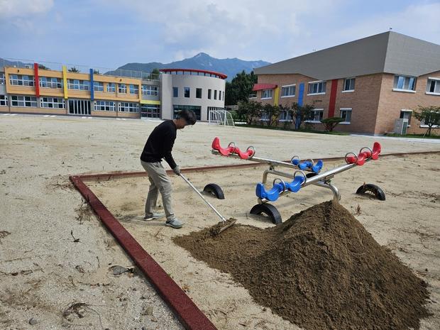 남해초등학교 놀이터 마사토 충진: 전문 케이스터디움으로 안전하고 튼튼한 운동장 만들기
