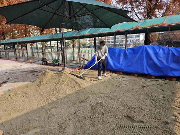 통영초등학교 놀이시설 마사토 충진, 안전하고 튼튼하게! 케이스터디움으로 건강한 환경 ... 관련 이미지