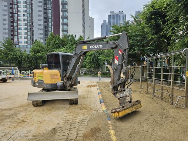 고창초등학교 놀이시설 마사토 충진: 탁월한 전문성으로 최상의 운동장 환경 만들어!