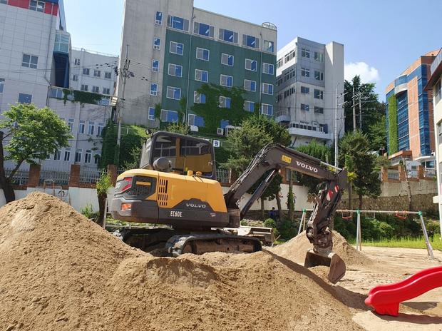 영천초등학교 놀이터 마사토 충진, 학교 시설 안전 확보 전문가 케이스터디움! 관련 이미지