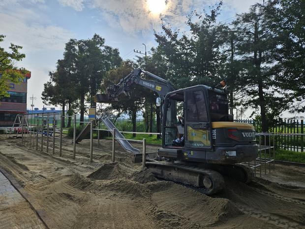 횡성초등학교 놀이터 마사토 충진: 걱정 끝! 안전하고 오래도록 유지하세요.