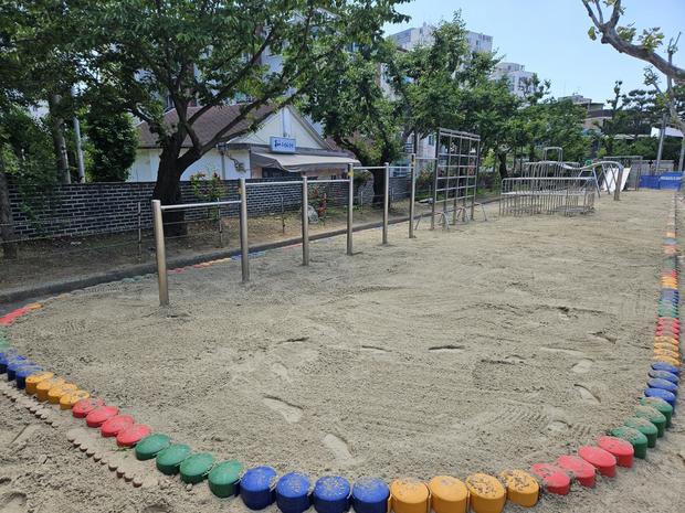 원주초등학교 놀이터 마사토 충진: 꼼꼼한 유지보수, 안전 확장!
