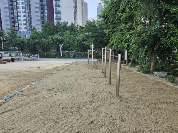 울진초등학교 놀이시설 마사토 충전, 혁신적인 기술로 안정적이고  장시간 사용 가능!