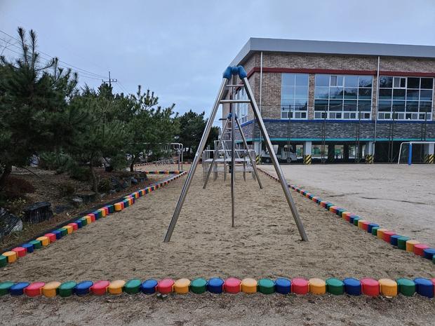 김해어린이집 놀이터 마사토 충진, 안전과 질 높은 학교 시설관리 케이스터디움