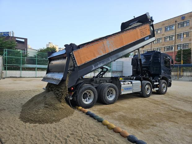 청양초등학교 놀이시설 마사토 충진, 걱정 끝!  전문 시공으로 안전하고 장점까지!