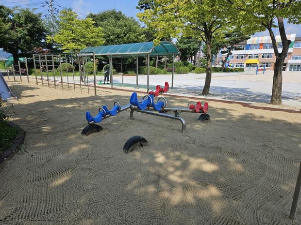 담양어린이집 놀이터 마사토 충진: 걱정 끝! 케이스터디움, 안전하고 튼튼한 공간을 만...