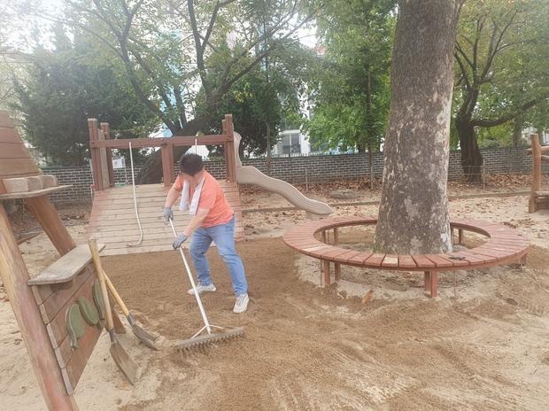 영광초등학교 놀이터 모래 보충, 전문 시공으로 빛나는 공간 만들기!