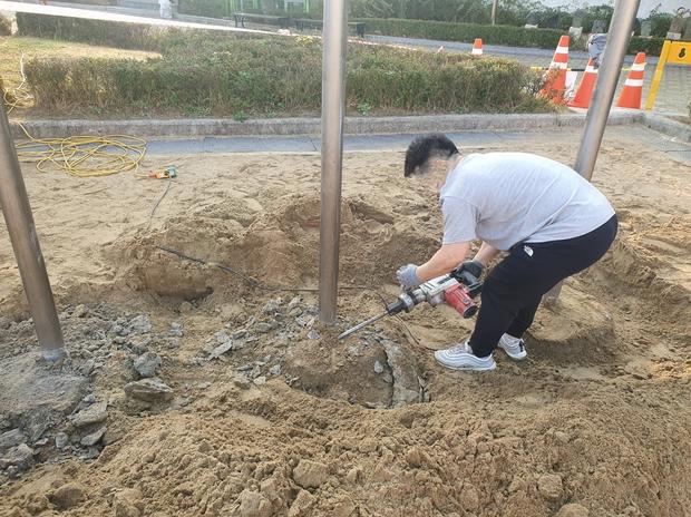 ? 학교 운동장, 놀이시설 마사토 충진! ? 안전하고 고품질 전문 시공으로 보다 장점... 관련 이미지