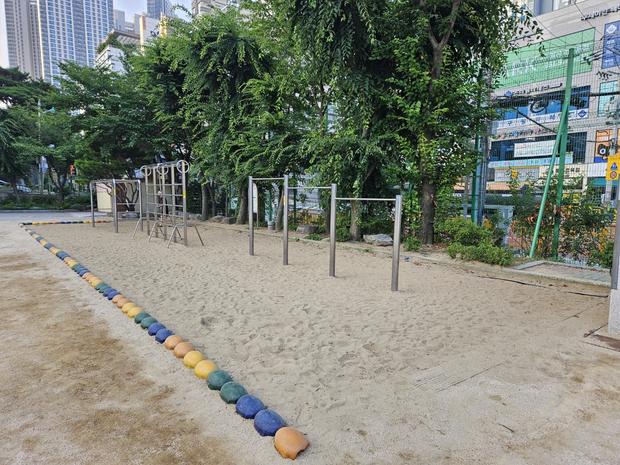 충북병설유치원 놀이시설 마사토 충진:  전문 시공으로 믿을 수 있는 안전하고 장점있는...