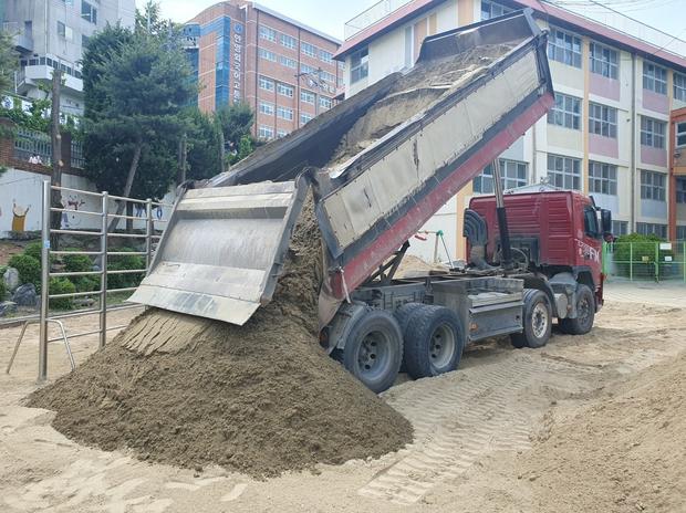 대구초등학교놀이시설마사토충진: 꼼꼼한 시공으로 안전하고 장르를 위한 최고 수준 놀이터... 관련 이미지