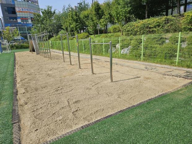 경남초등학교 놀이시설 모래보충 | 믿음직한 전문 시공으로 교육 환경 최상화!
