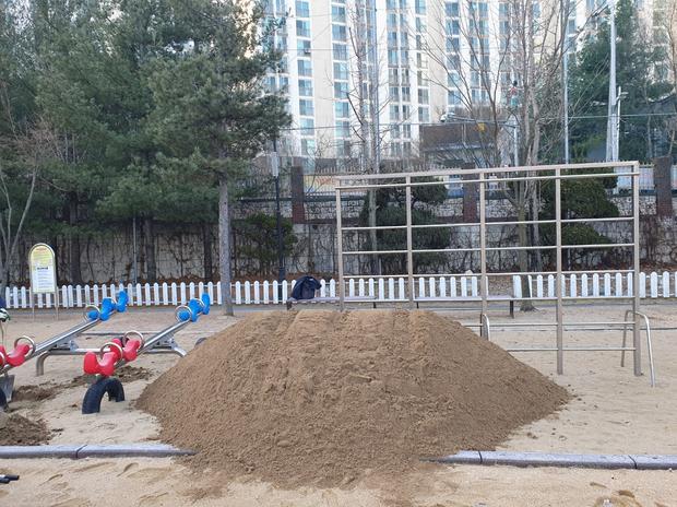 홍천초등학교 놀이시설 마사토 충진: 안정적인 즐거움, 케이스터디움의 전문가로!