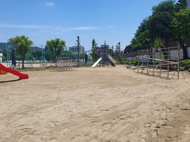 세종초등학교 놀이터 마사토 충진 ?! 전문 시공으로 안전하고 즐겁게 놀 수 있도록!