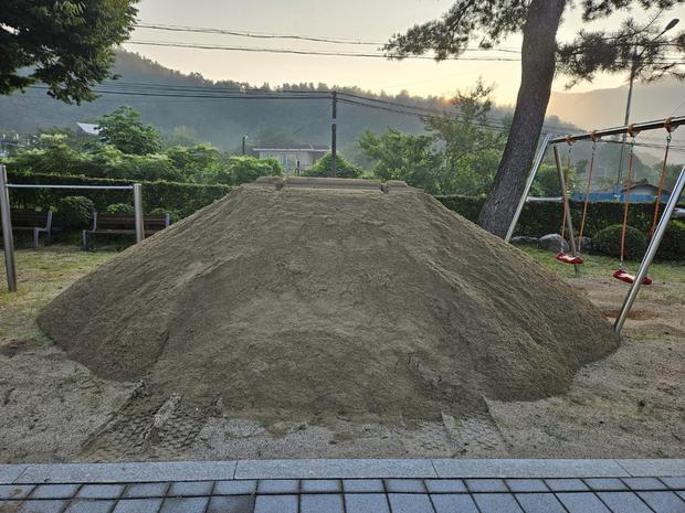 양평초등학교 놀이터 마사토 충진, 깨끗하고 안전한 운동장 만들기 위한 전문가! 관련 이미지
