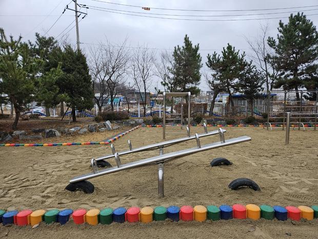 무주초등학교 놀이시설 모래보충, 딱 맞는 기술로 안전하고 지속 가능한 운동장 만들어 ... 관련 이미지