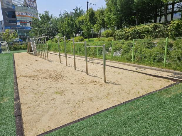 무주초등학교 놀이시설 모래보충, 딱 맞는 기술로 안전하고 지속 가능한 운동장 만들어 ...