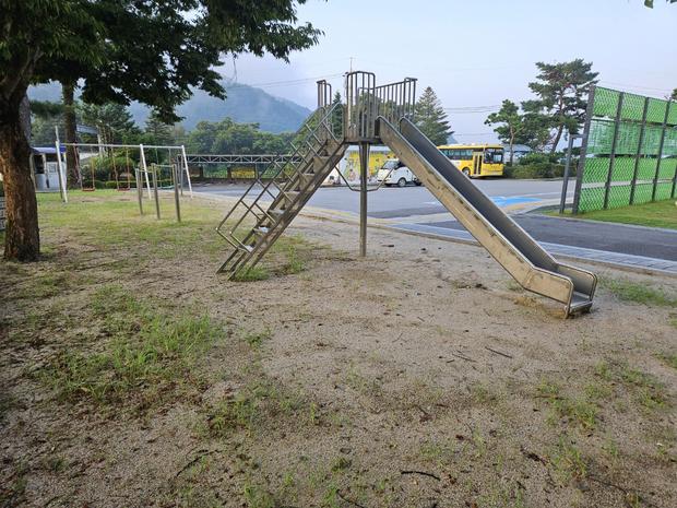 천안병설유치원 놀이시설 마사토 충진, 안전하고 튼튼한 운동장 만들어 드립니다!