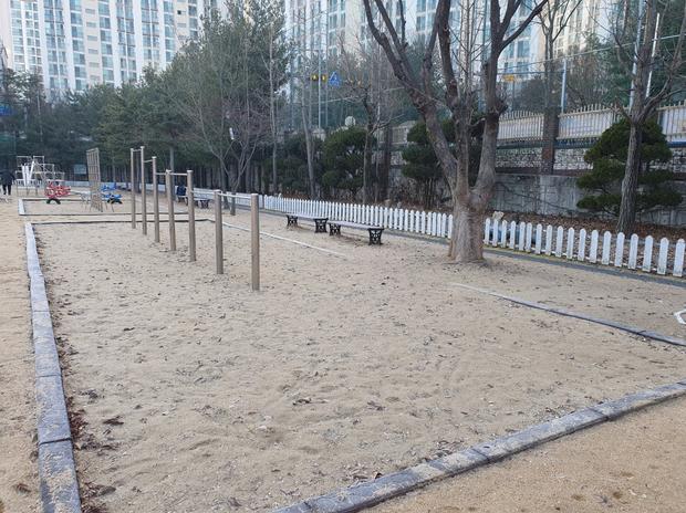 동해초등학교 놀이터 마사토 충진: 꼼꼼한 전문 시공으로 안전하고 장기적인 운용 가능! 관련 이미지