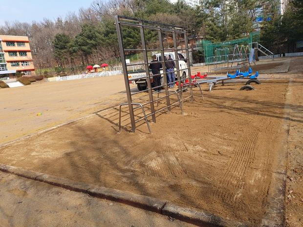 보령초등학교 놀이시설 모래 보충, 전문 케이스터디움으로 안전하고 품질 좋은 운동장 만들기
