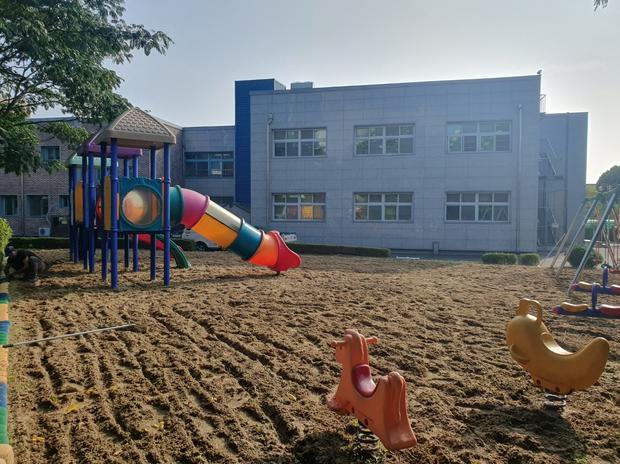 상주초등학교 놀이터 마사토 충진, 전문 케이스터디움으로 안전하고 튼튼한 공간 만들어보세요! 관련 이미지