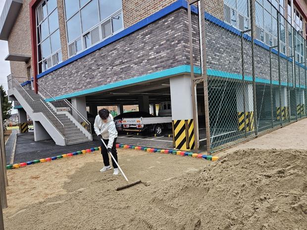 학교 놀이터 마사토 충진, 안전과 지속 가능한 운동장 만들기!  케이스터디움 관련 이미지
