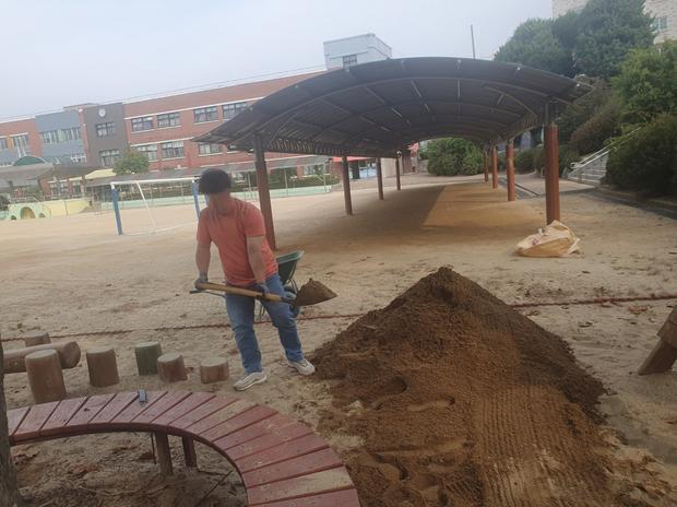 경남초등학교 놀이터 마사토 충진, 안전하고 품질까지! 케이스터디움 전문가의 조언
