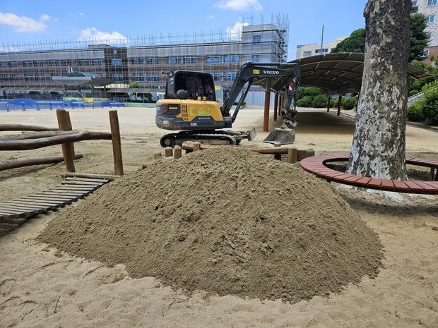 아산초등학교 놀이터 모래 보충, 전문 시공으로 풋살 활동 걱정 끝!