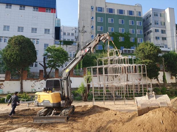 충남병설유치원 놀이시설 마사토 충진 | 학교 시설관리 전문 케이스터디움