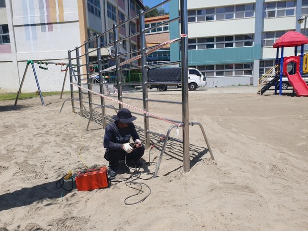 원주초등학교 놀이터 모래 보충: 꼼꼼한 시공으로 깨끗하고 안전한 놀이터 만들기!