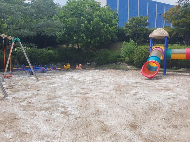 옥천초등학교 놀이터 마사토 충진, 혁신적인 시공으로 안정성 강화! 관련 이미지