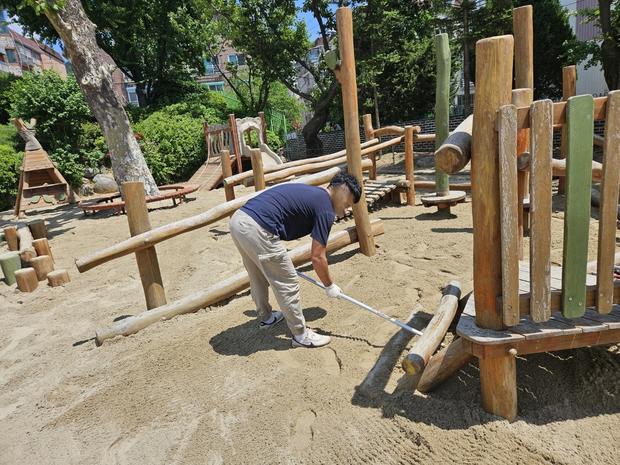 옥천초등학교 놀이터 마사토 충진, 혁신적인 시공으로 안정성 강화!