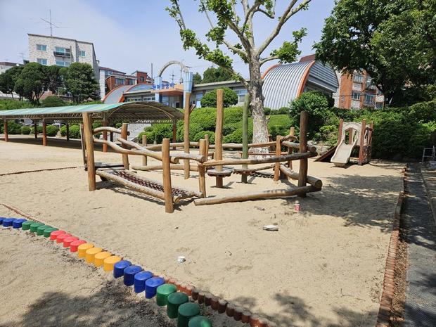 괴산초등학교 놀이터 모래 보충: 전문 시공으로 깨끗하고 안전한 교육 환경 만들기