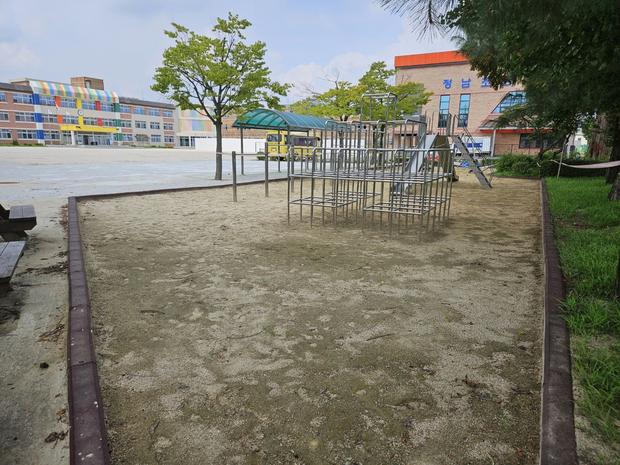 원주초등학교 놀이 시설 마사토 충진 | 전문 케이스터디움, 학교 운동장 유지보수!
