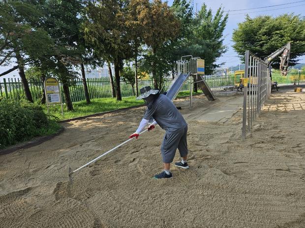 여수어린이집 놀이터 마사토 충진, 꼼꼼한 전문 시공으로 안전하게!