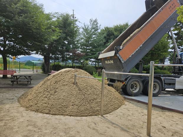 익산초등학교 놀이시설 모래보충 | 전문 시공으로 튼튼하고 안전한 놀이 공간 만들기