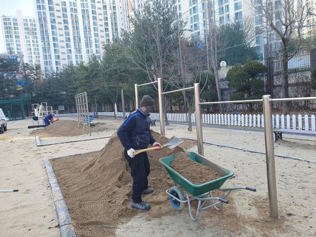고령초등학교 놀이터 모래 보충, 케이스터디움으로 1년 만에 완벽하게!