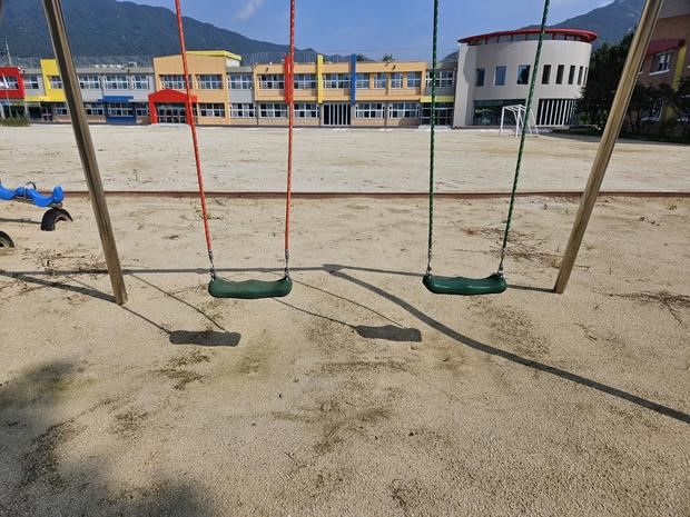 사천초등학교 놀이터 마사토 충진: 꼼꼼한 관리, 안전을 위한 핵심 전문가