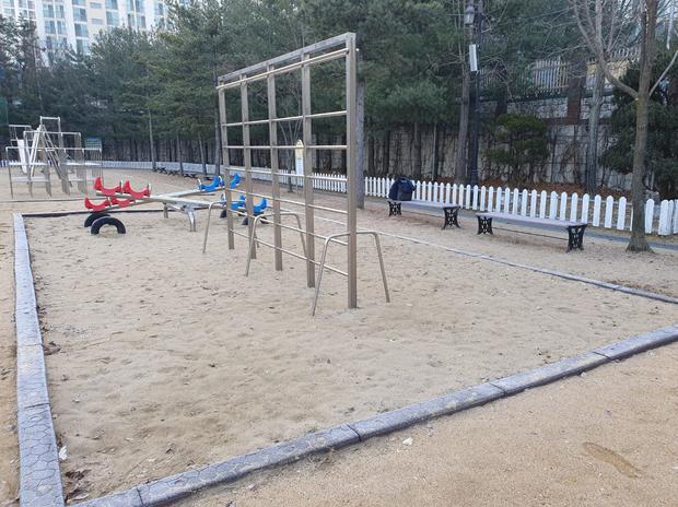 익산초등학교 놀이시설 마사토충진, 튼튼하고 안전하게 설치하세요!