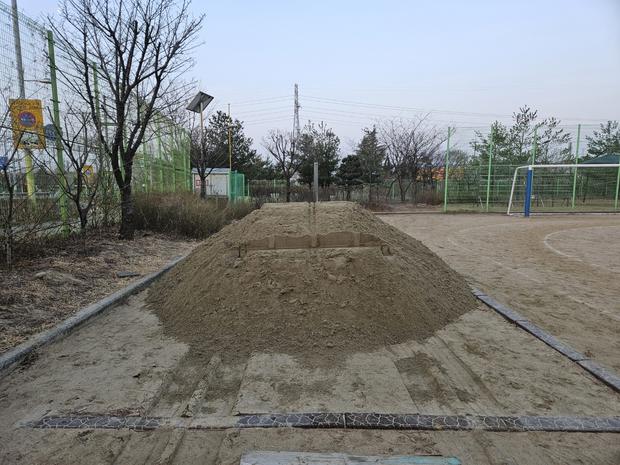 청도초등학교 놀이시설 마사토 충진 전문 케이스터디움,  안전하고 믿음직한 장비를 설계...