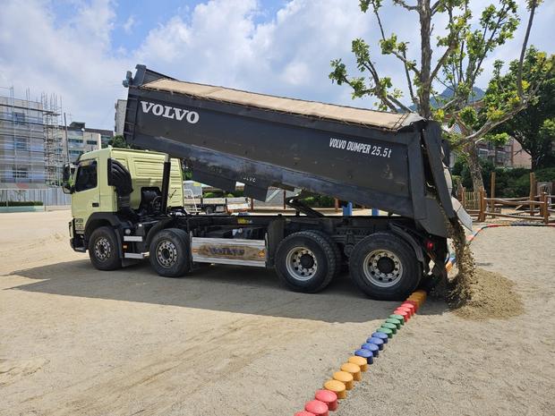 경산초등학교 놀이 시설 마사토 충진, 꼼꼼한 전문가로부터 안전하게!