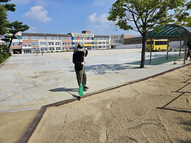 학교 놀이터 모래 보충, 전문 케이스터디움으로 완벽한 건강하고 안전한 놀이터 만들어보세요! 관련 이미지