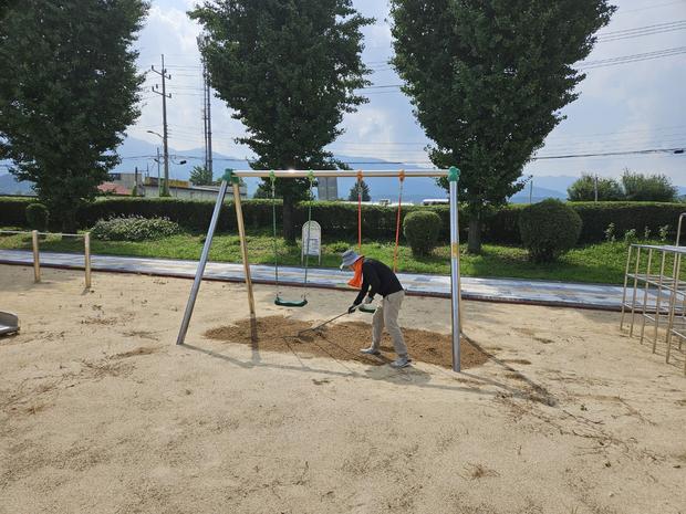 시흥초등학교 놀이터 모래 보충, 꼼꼼한 전문가로 손쉽게 완벽하게!