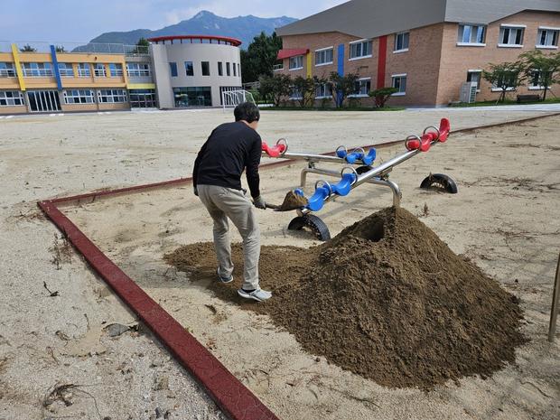 진도초등학교 놀이터 마사토 충진, 안전과 튼튼함을 위해 케이스터디움!