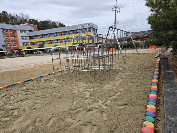 금산초등학교 놀이시설 모래보충, 꼼꼼한 전문 시공으로 최상의 환경 만들어봐!